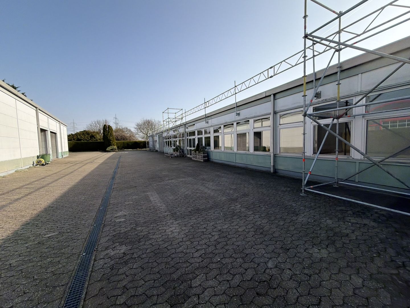 Top Gewerbestandort: ca. 1.000 m² Halle - Büro – sofort verfügbar in Neuss-Holzheim